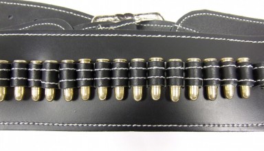 Photo CDCE707-7 Ceinturon noir avec un holster pour revolver Western